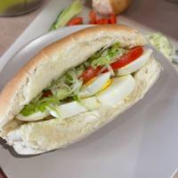 ساندوتش بيض مسلوق صغير