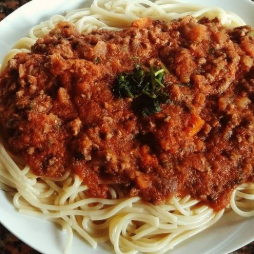 طبق مكرونه بلونيز صوص احمر