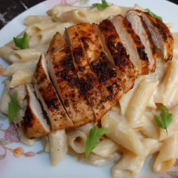 طبق مكرونه دجاج صوص ابيض